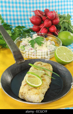 Filetto di nasello con patate e insalata di rafano e calce Foto Stock