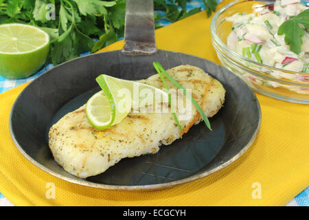 Filetto di nasello con patate e insalata di rafano e calce Foto Stock