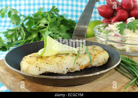 Filetto di nasello con patate e insalata di rafano e calce Foto Stock