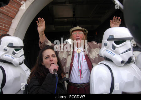 Londra, Regno Unito. Il 14 dicembre, 2014. Greenwich Village annuale di sci-fi parata e pantomime cavallo di razza. Credito: JOHNNY ARMSTEAD/Alamy Live News Foto Stock