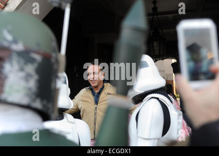 Londra, Regno Unito. Il 14 dicembre, 2014. Dev Alahan da Coronation Street indossa Katie Price (Giordania) rosa pantomime horse. Greenwich Village annuale di sci-fi parata e pantomime cavallo di razza. Credito: JOHNNY ARMSTEAD/Alamy Live News Foto Stock