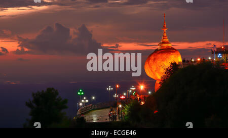 Persone in preghiera e adorazione alla pagoda Kyaikhtiyo sul tramonto, uno dei più siti sacri in Kyaikhtiyo di stato Mon in Myanmar. Foto Stock