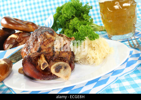 Fuso a snodo di maiale con salatini e birra Foto Stock