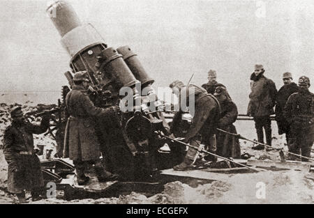 Soldati austriaci utilizzando un 305 mm. la malta durante la Seconda Guerra Mondiale. Foto Stock