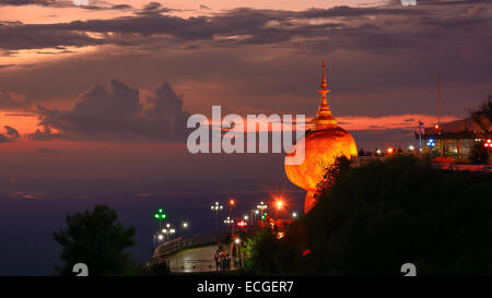 Persone in preghiera e adorazione alla pagoda Kyaikhtiyo sul tramonto, uno dei più siti sacri in Kyaikhtiyo di stato Mon in Myanmar. Foto Stock