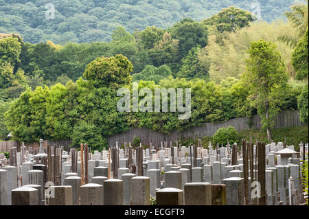 Un cimitero shintoista nel villaggio rurale di Arashiyama, ad ovest di Kyoto, in Giappone Foto Stock