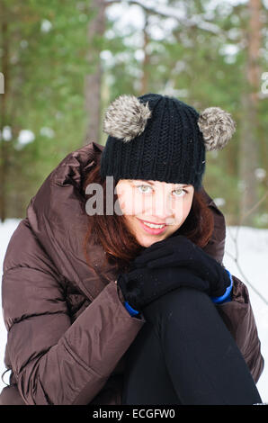 Ritratto dell'affascinante giovane donna in inverno all'aperto Foto Stock