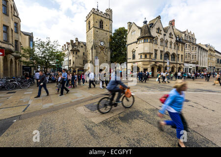 Carfax è situato in corrispondenza della congiunzione di St Aldate, Cornmarket Street, Queen Street e High Street a Oxford ed è un segnale di occupato Foto Stock