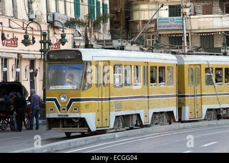 Il tram passa lungo una strada in Alessandria, Egitto Foto Stock