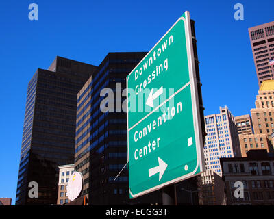 Downtown Crossing e Convention Center cartello stradale, Boston, Massachusetts, STATI UNITI D'AMERICA Foto Stock