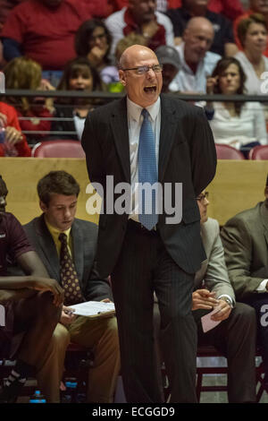 Albuquerque, Nuovo Messico. Xiii Dec, 2014. Louisiana Monroe Warhawks head coach Keith Richard durante il NCAA pallacanestro tra UL Warhawks di Monroe e Università New Mexico Lobos in corrispondenza della fossa in Albuquerque, Nuovo Messico. Immagine di credito © Lou Novick/Cal Sport Media/Alamy Live News Foto Stock