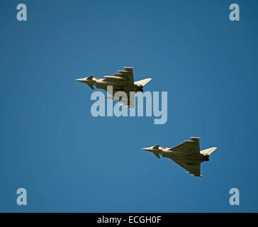 Una coppia di Eurofighter FRG4s passando l'Aviosuperficie RAF Lossiemouth, Scozia. SCO 9358. Foto Stock