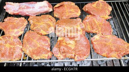 La carne su un grill all'aperto Foto Stock