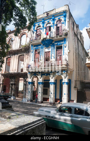 Un vintage American automobile passa un colorato di ispirazione coloniale appartamento edificio sul Prado nel centro di Havana Foto Stock