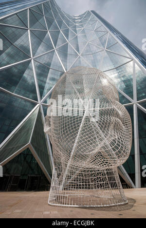 A dodici metri di filo scultura di una giovane ragazza in testa da artista spagnolo Jaume da Plensa a sorge di fronte a Calgary prua dell'edificio. Foto Stock