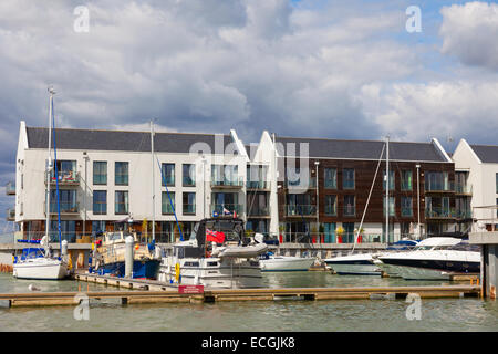 Gli appartamenti e le barche attraccate al Brightlingsea marina Foto Stock