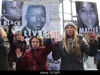 New York, Stati Uniti d'America. 13 dicembre, 2014. Kristin Reed (da sinistra), Caron Atlas e Julia Hillman Craig hanno marciato da Washington Square Park in Lower Manhattan durante milioni marzo NYC sul dicembre 13, 2014. Le proteste di massa hanno denunciato l'uso eccessivo della forza da parte di funzionari di polizia su americano africano di uomini e il verdetto di non colpevolezza espresso in Eric Garner caso in Staten Island, New York. Credito: SEAN I draghetti/Alamy Live News Foto Stock