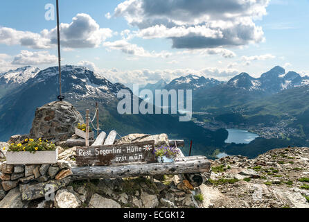 Vista dal Segantini baita di montagna verso l'Engadina Alta Valle | Aussicht von der Segantini Huette, Oberengadin, Schweiz Foto Stock