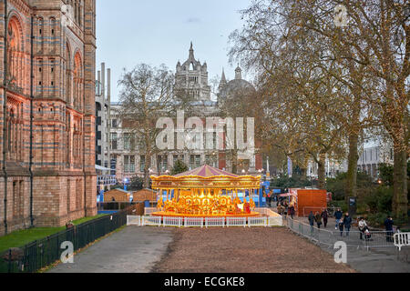 LONDON, Regno Unito - 11 dicembre: Vittoriano tradizionale giostra nel cortile del Museo di Storia Naturale. Dicembre 11, 2014 in basso Foto Stock