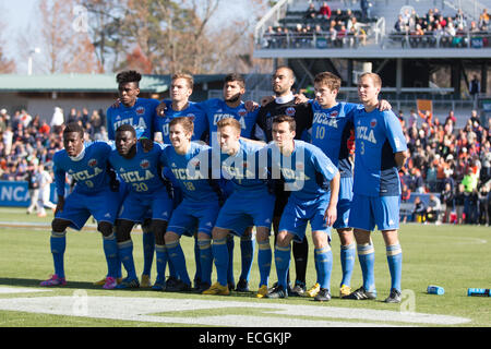 Cary, North Carolina, Stati Uniti d'America. Xiv Dic, 2014. UCLA Bruins durante il 2014 NCAA College Cup Soccer match del campionato tra Virginia e UCLA a WakeMed Soccer Park a Cary, NC. Virginia va a vincere 4 a 2 in PKs. © Jason Walle/ZUMA filo/Alamy Live News Foto Stock