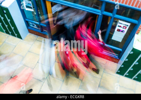 L'istruzione secondaria, Wales UK - Movimento immagine sfocata di alunni streaming precipitando fuori della scuola per andare a casa alla fine della giornata di scuola Foto Stock