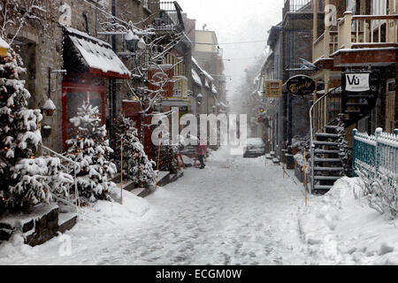 Una passeggiata in città bassa durante il periodo natalizio. La rue du Petit Champlain sotto la neve. Foto Stock