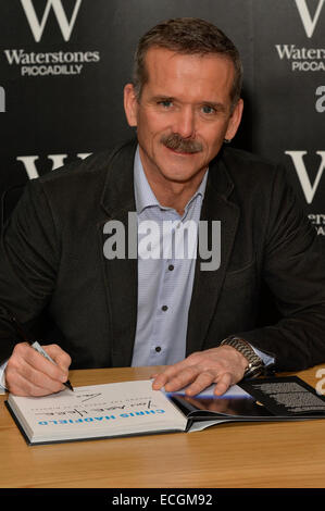 Astronauta canadese Chris Hadfield con il suo libro, siete qui, a Waterstone's, Piccadilly, Londra. Foto Stock