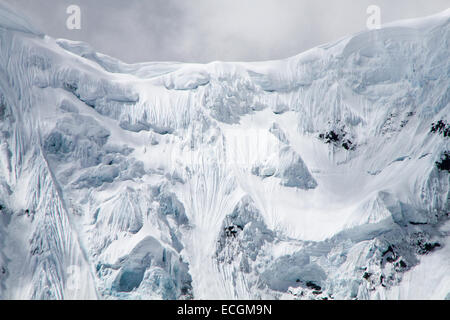 Epic neve e formazioni di ghiaccio nelle Ande del Perù Montagne Foto Stock