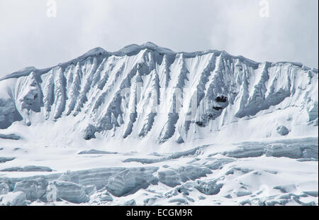 Epic neve e formazioni di ghiaccio (comprese le scanalature e le cornici) nelle Ande del Perù Montagne Foto Stock