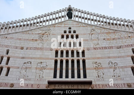 Gerusalemme, Israele. Il 14 dicembre, 2014. Una vista esterna della chiesa dell'Annunciazione a Nazareth. Il sito è centrale per i cristiani come il luogo dove l angelo Gabriele annuncia alla Vergine Maria il suo imminente prodigiosa gravidanza e la conseguente nascita di Gesù. Credito: Nir Alon/Alamy Live News Foto Stock