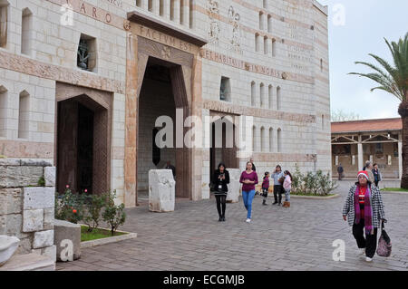 Gerusalemme, Israele. Il 14 dicembre, 2014. Una vista esterna della chiesa dell'Annunciazione a Nazareth. Il sito è centrale per i cristiani come il luogo dove l angelo Gabriele annuncia alla Vergine Maria il suo imminente prodigiosa gravidanza e la conseguente nascita di Gesù. Credito: Nir Alon/Alamy Live News Foto Stock