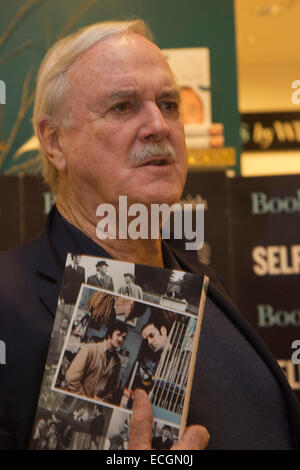 Londra, Regno Unito. 11 dicembre 2014. Monty Python star John Cleese assiste un libro firma evento per la sua autobiografia 'So, comunque ..." al dal grande magazzino Selfridges in Oxford Street, Londra. Foto Stock
