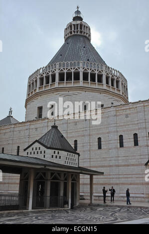 Gerusalemme, Israele. Il 14 dicembre, 2014. Una vista esterna della chiesa dell'Annunciazione a Nazareth. Il sito è centrale per i cristiani come il luogo dove l angelo Gabriele annuncia alla Vergine Maria il suo imminente prodigiosa gravidanza e la conseguente nascita di Gesù. Credito: Nir Alon/Alamy Live News Foto Stock