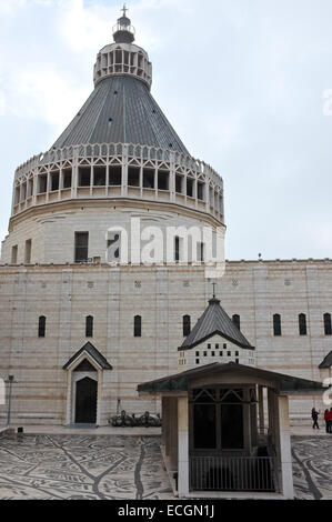 Gerusalemme, Israele. Il 14 dicembre, 2014. Una vista esterna della chiesa dell'Annunciazione a Nazareth. Il sito è centrale per i cristiani come il luogo dove l angelo Gabriele annuncia alla Vergine Maria il suo imminente prodigiosa gravidanza e la conseguente nascita di Gesù. Credito: Nir Alon/Alamy Live News Foto Stock