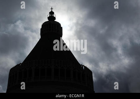 Gerusalemme, Israele. Il 14 dicembre, 2014. Una vista esterna della chiesa dell'Annunciazione a Nazareth. Il sito è centrale per i cristiani come il luogo dove l angelo Gabriele annuncia alla Vergine Maria il suo imminente prodigiosa gravidanza e la conseguente nascita di Gesù. Credito: Nir Alon/Alamy Live News Foto Stock