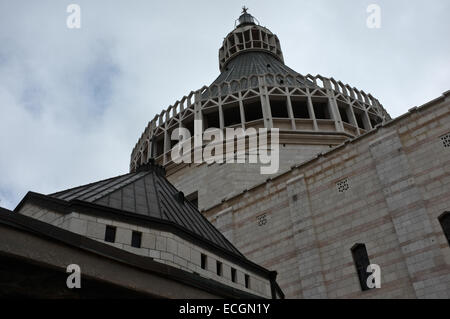 Gerusalemme, Israele. Il 14 dicembre, 2014. Una vista esterna della chiesa dell'Annunciazione a Nazareth. Il sito è centrale per i cristiani come il luogo dove l angelo Gabriele annuncia alla Vergine Maria il suo imminente prodigiosa gravidanza e la conseguente nascita di Gesù. Credito: Nir Alon/Alamy Live News Foto Stock