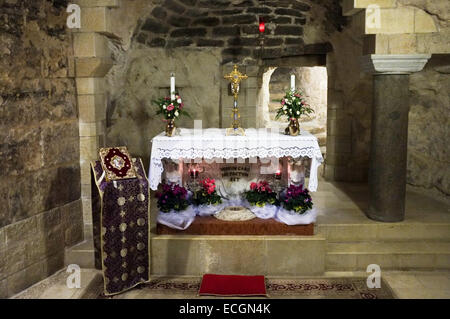 Gerusalemme, Israele. Il 14 dicembre, 2014. Una vista interna del piano terra nella Basilica dell'Annunciazione, che circonda la cripta, un sito centrale per i cristiani come il luogo dove l angelo Gabriele annuncia alla Vergine Maria il suo imminente prodigiosa gravidanza e la conseguente nascita di Gesù. Credito: Nir Alon/Alamy Live News Foto Stock