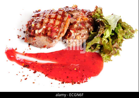Bistecche alla griglia e insalata di verdure Foto Stock