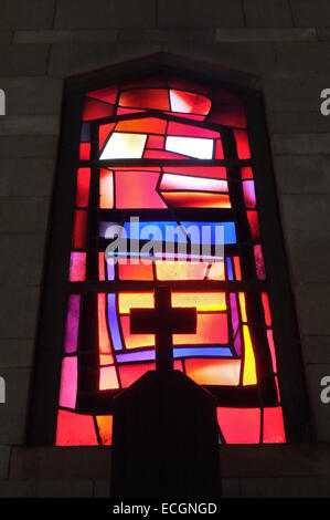 Gerusalemme, Israele. Il 14 dicembre, 2014. Una vista interna del piano terra nella Basilica dell'Annunciazione, che circonda la cripta, un sito centrale per i cristiani come il luogo dove l angelo Gabriele annuncia alla Vergine Maria il suo imminente prodigiosa gravidanza e la conseguente nascita di Gesù. Credito: Nir Alon/Alamy Live News Foto Stock