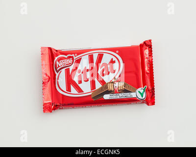 Kit Kat, una famosa cioccolata-wafer ricoperto di barra di biscotto confezione prodotta da Nestlé. Canadian confezionamento mostrato. Foto Stock