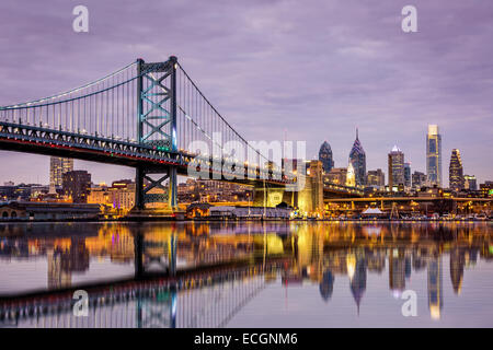 Ben Franklin bridge e dello skyline di Philadelphia, sotto un tramonto viola Foto Stock