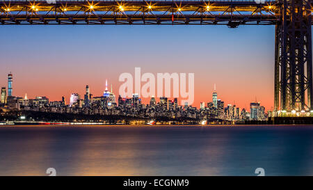 Skyline di New York al tramonto incorniciato da George Washington Bridge Foto Stock