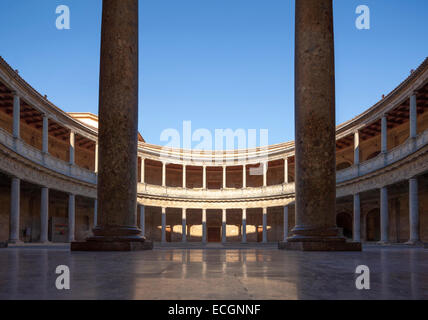 Palazzo rinascimentale del Sacro Romano Imperatore Carlo V nell'Alhambra Granada Spagna. Palacio Carlos V. circolare interna del cortile. Foto Stock