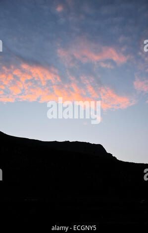 Gerusalemme, Israele. Il 14 dicembre, 2014. Le luci del tramonto fino alle nuvole sopra il Arbel cliff come vista verso ovest dalle rive del Mare di Galilea a Migdal. Credito: Nir Alon/Alamy Live News Foto Stock