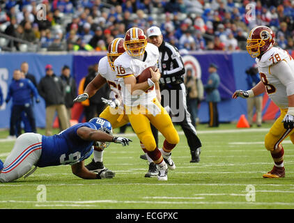 East Rutherford, New Jersey, USA. Xiv Dic, 2014. Redskins' quarterback Colt McCoy (16) codifica nel primo semestre durante l'azione di NFL tra New York Giants e Washington Redskins al MetLife Stadium di East Rutherford, New Jersey. Credito: csm/Alamy Live News Foto Stock