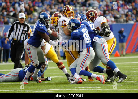 East Rutherford, New Jersey, USA. Xiv Dic, 2014. Redskins' quarterback Colt McCoy (16) codifica nel primo semestre durante l'azione di NFL tra New York Giants e Washington Redskins al MetLife Stadium di East Rutherford, New Jersey. Credito: csm/Alamy Live News Foto Stock