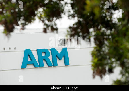 Un edificio di uffici occupati da semiconduttori e software maker ARM Holdings. Foto Stock