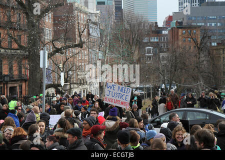 Boston, Massachusetts, USA. 13 dicembre, 2014. Le persone si radunano per milioni marzo protesta a Boston, Massachusetts, USA. La protesta, simili a quelli di altre città in tutto il territorio degli Stati Uniti in questo giorno, è in risposta ai recenti grand jury verdetti non incriminante i poliziotti che hanno ucciso disarmato gli uomini neri Michael Brown e Eric Garner, e per le persistenti problemi del razzismo e della polizia brutalità. Credito: Susan Pease/Alamy Live News Foto Stock