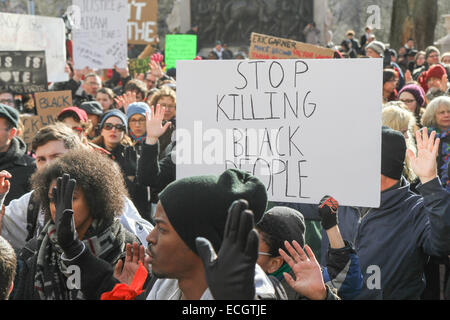 Boston, Massachusetts, USA. 13 dicembre, 2014. Persone a milioni marzo protesta a Boston, Massachusetts, USA. La protesta, simili a quelli di altre città in tutto il territorio degli Stati Uniti in questo giorno, è in risposta ai recenti grand jury verdetti non incriminante i poliziotti che hanno ucciso disarmato gli uomini neri Michael Brown e Eric Garner, e per le persistenti problemi del razzismo e della polizia brutalità. Credito: Susan Pease/Alamy Live News Foto Stock