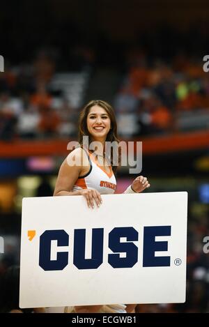 Syracuse, NY, STATI UNITI D'AMERICA. Xiv Dic, 2014. Dic 14, 2014: Siracusa cheerleaders intrattenere i 19,156 fans come il Syracuse Orange ha sconfitto la Louisiana Tech Bulldogs 71-69 al Carrier Dome in Syracuse, New York. © csm/Alamy Live News Foto Stock